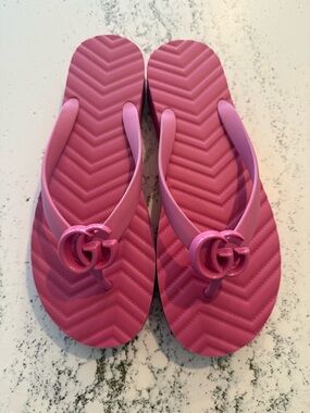Gucci Women's Logo Platform Flip Flops. Pink size 40. Worn once. Like new.